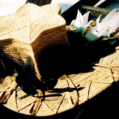 Biedermeierstrohschute mit handgemachten Seidenlilien // 1992