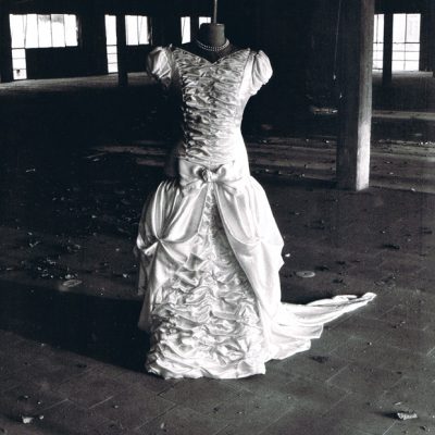 Hochzeitskleid mit Schleppe in hist. Anlehnung von 1880 _ Seide // Satin _ Foto: Werner Maschmann